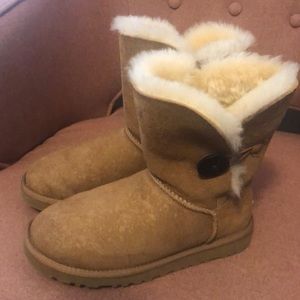Bailey Button Chestnut Uggs Women’s Size 5/Kids 3